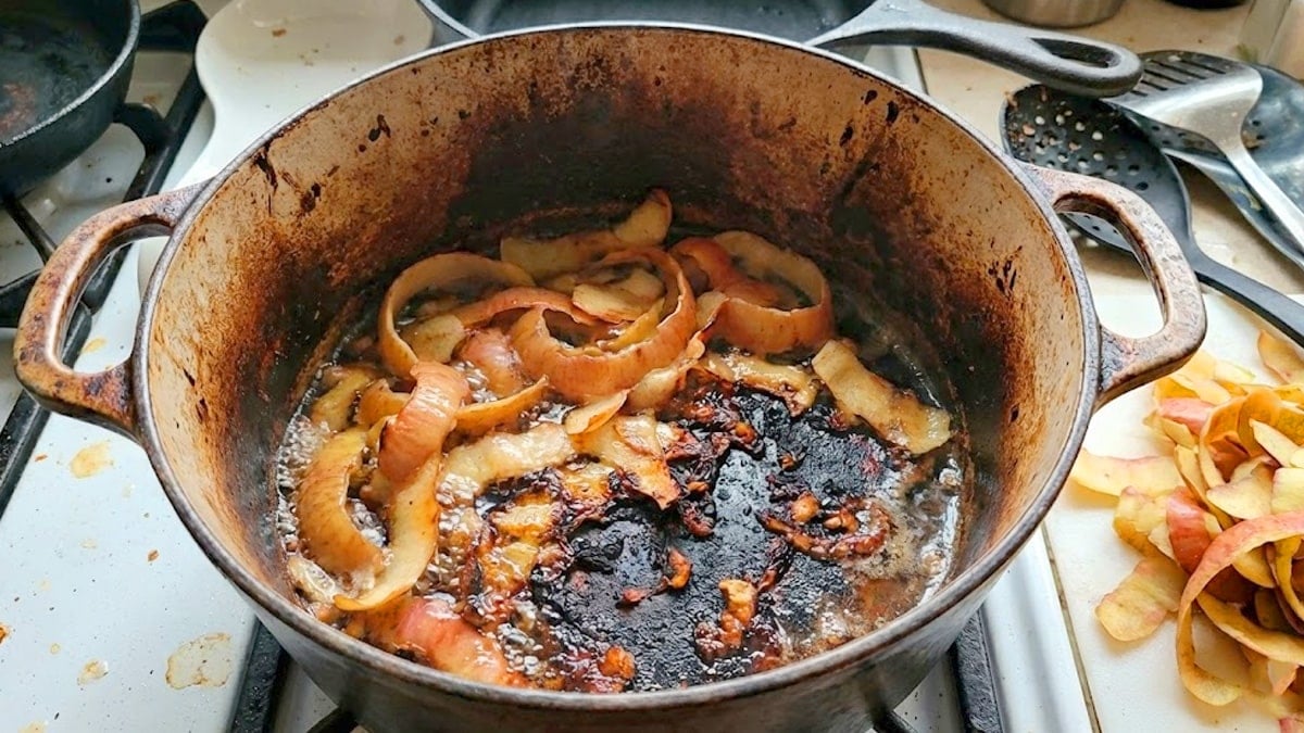 탄 냄비에 사과 껍질