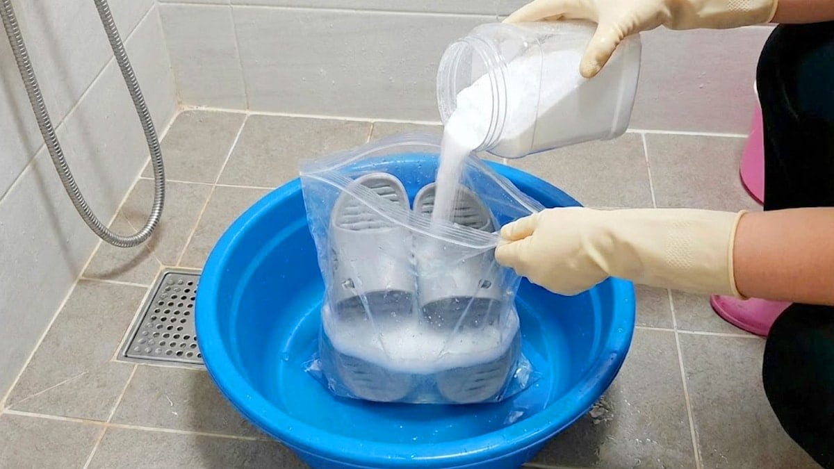 더러워진 욕실화에 ‘이 가루’ 뿌려보세요…20분이면 새 것처럼 깨끗해집니다