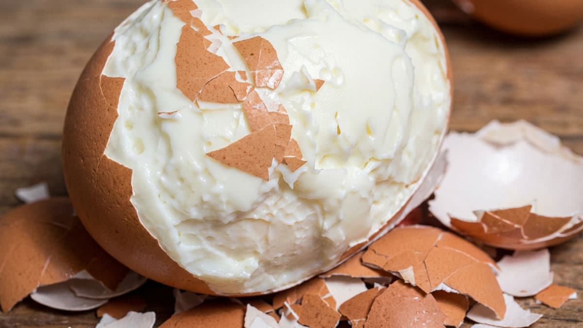 소금·식초 넣지 말고 ‘여기’ 툭 치기만 해보세요…계란 껍질 술술 벗겨집니다