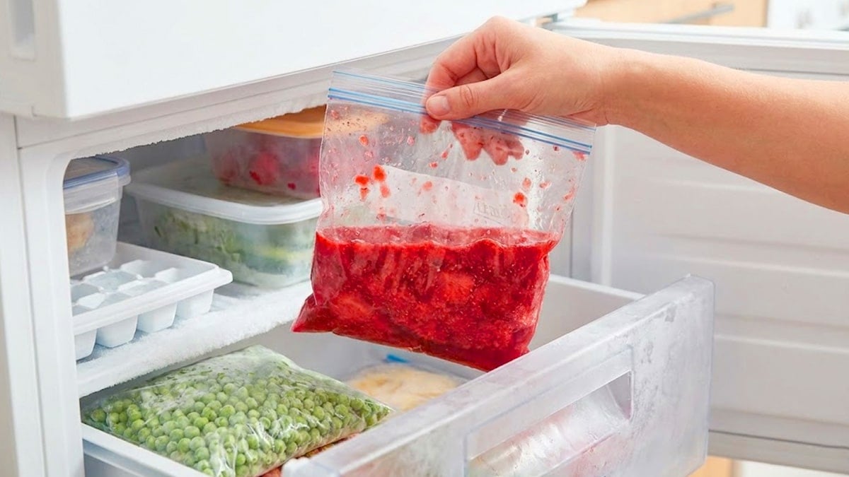 딸기에 ‘이 3스푼’만 넣고 냉동실에 넣어보세요…6가지 디저트로 변신합니다