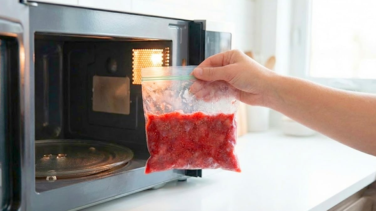 으깬 딸기를 얼린 후 전자레인지에 넣는 모습