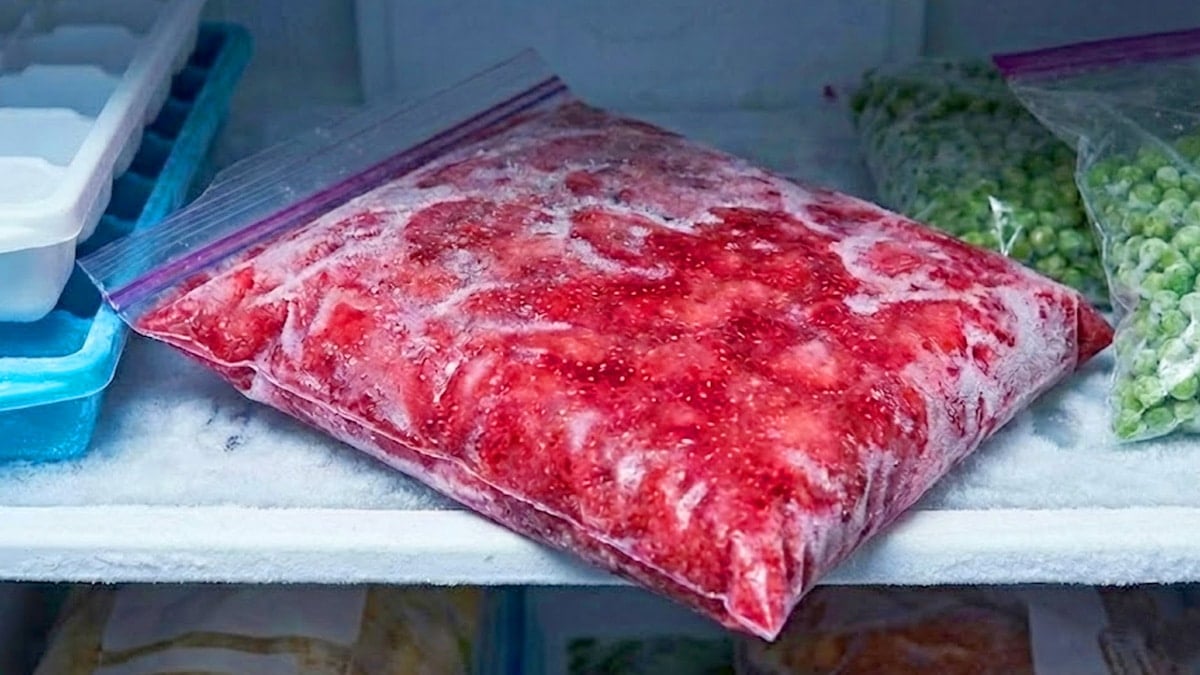 으깬 딸기를 냉동 시킨 모습