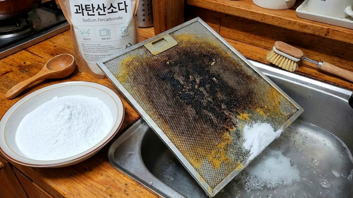 더러운 후드 필터와 과탄산소다