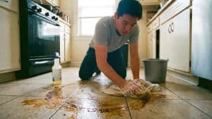 주방 바닥 기름때 제거 방법