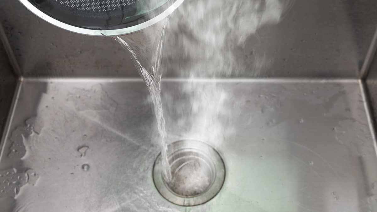 제발 싱크대에 ‘이것’ 버리지 마세요…배관 속에 콘크리트처럼 굳어버립니다