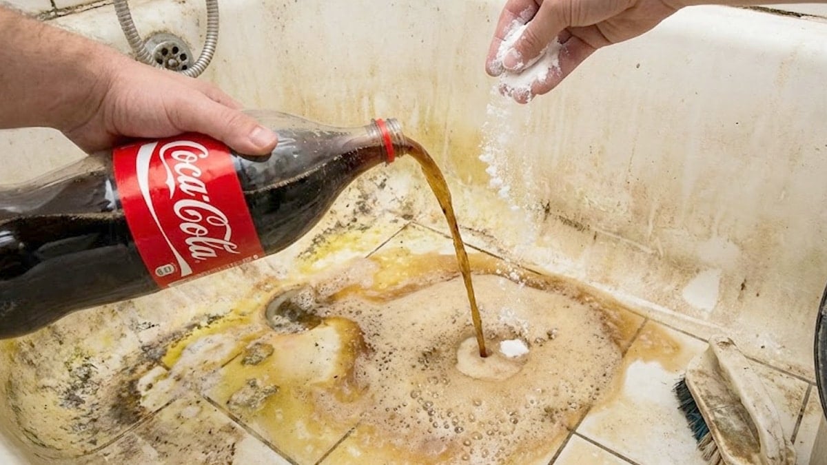 콜라와 베이킹소다 섞어서 화장실 청소