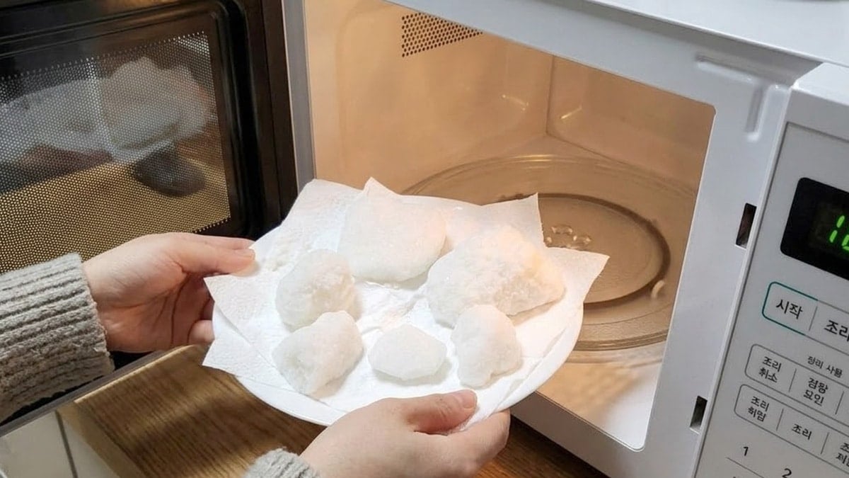 전자레인지에 굳은 소금을 넣는 모습