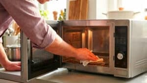 전자레인지 내부를 물티슈롤 닦는 모습