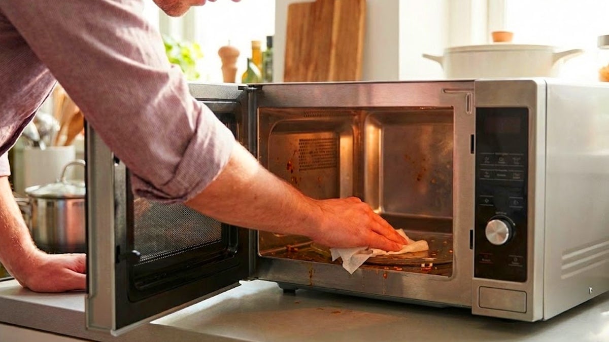 제발 ‘물티슈’로 전자레인지 그만 닦으세요… 이 방법이면 기름때 한 번에 제거합니다