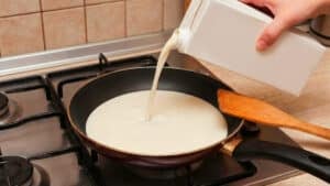 프라이팬에 우유를 붓는 모습