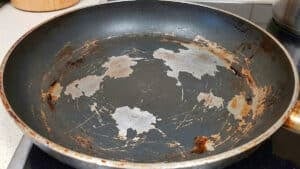코팅이 벗겨진 프라이팬