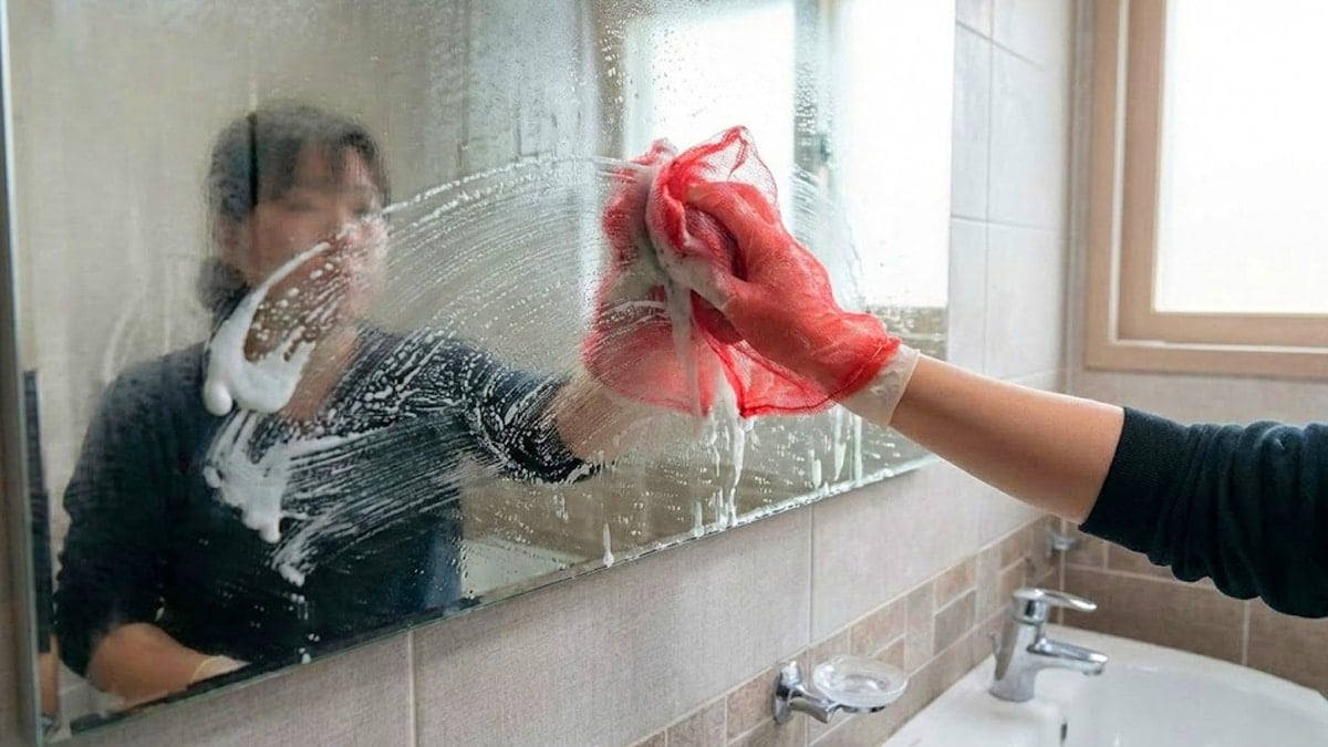 양파망으로 거울 청소