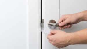 잠긴 방문 여는법