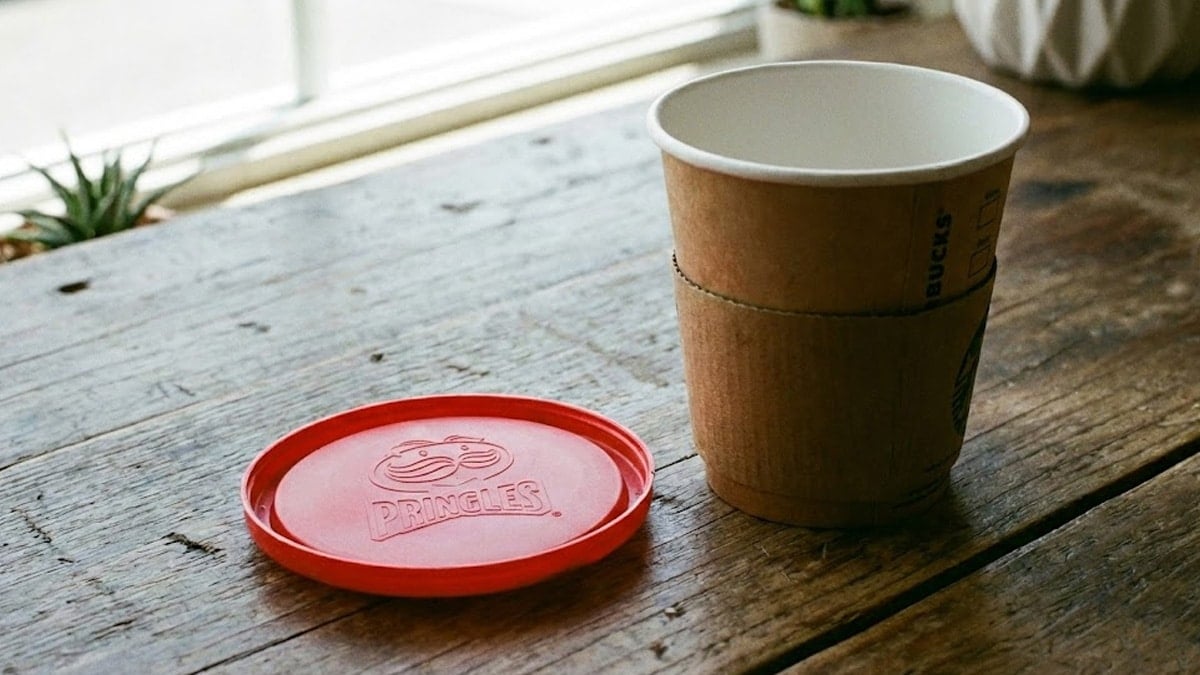 프링글스 뚜껑과 종이컵
