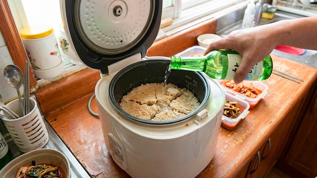 딱딱하게 굳은 밥에 ‘이 한 스푼’ 부어보세요…전자레인지 1분이면 식감 되살아납니다