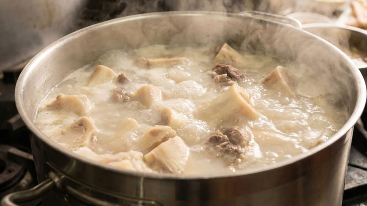 뼈에 좋은 줄 알았는데 전부 속았다…칼슘 함량 우유의 15분의 1 수준이라는 ‘겨울 보양식’