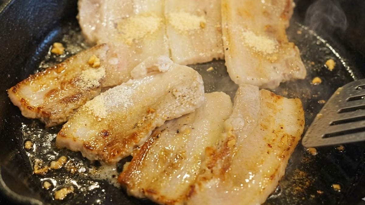 삼겹살, 쌈장 찍어 먹지 말고 ‘이 가루’ 뿌려보세요…이제 다시는 그냥 못 먹습니다