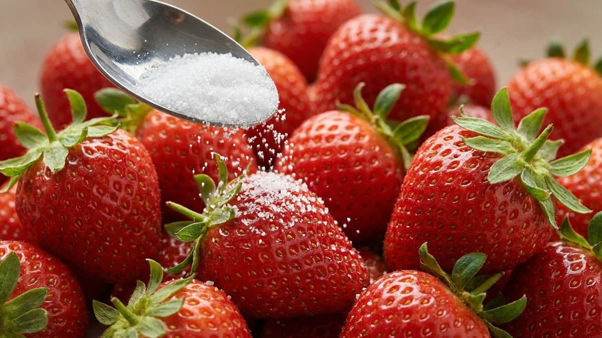 딸기에 연유 뿌리지 마세요…주방에 있는 ‘이 한 꼬집’으로 단맛 30% 올립니다