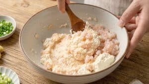 두부와 새우를 섞는 모습