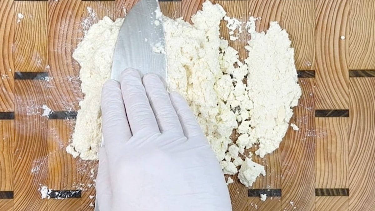 두부를 으깨는 모습 두부를 으깨는 모습