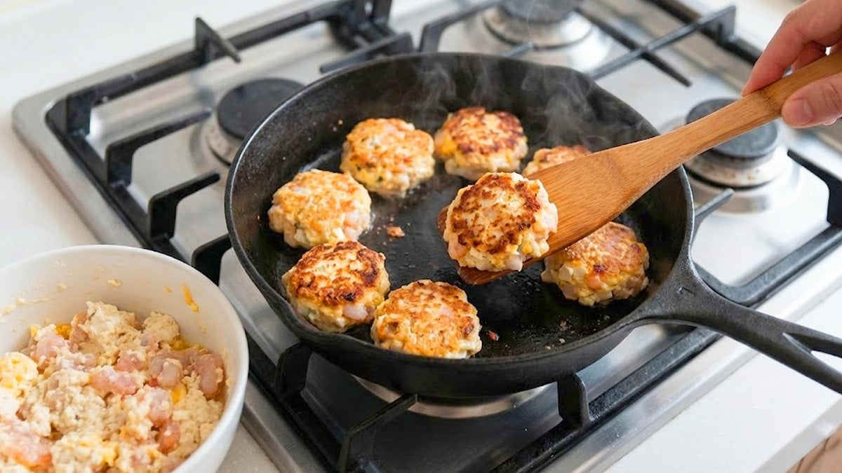 두부 새우전을 부치는 모습 두부 새우전을 부치는 모습