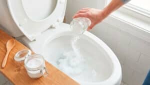 변기에 베이킹소다를 붓는 모습