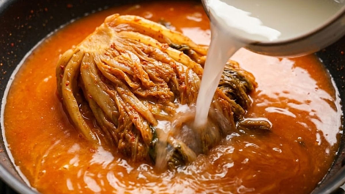 냉장고에 있는 묵은지에 ‘쌀뜨물’ 넣고 끓여보세요…만능 밥도둑으로 변신합니다