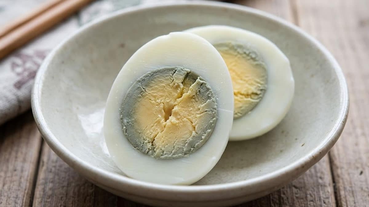 달걀 삶은 직후 ‘이 물’에 바로 담가보세요… 노른자 녹색 변하는 거 ‘싹’ 막아주는 비법입니다