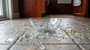 깨진 유리 파편 제거 방법