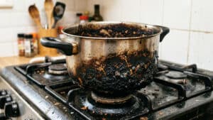 바닥이 탄 냄비