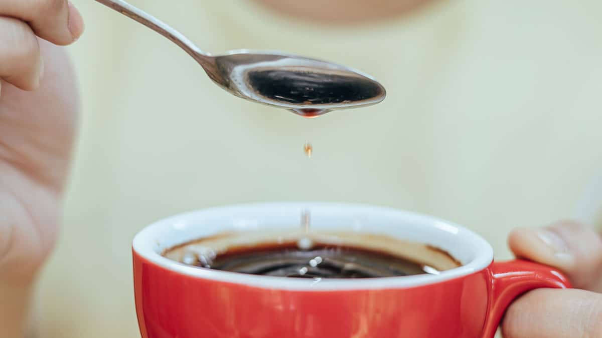 커피에 딱 ‘1티스푼’만 넣어보세요…의외의 조합이 노화까지 늦춰줍니다