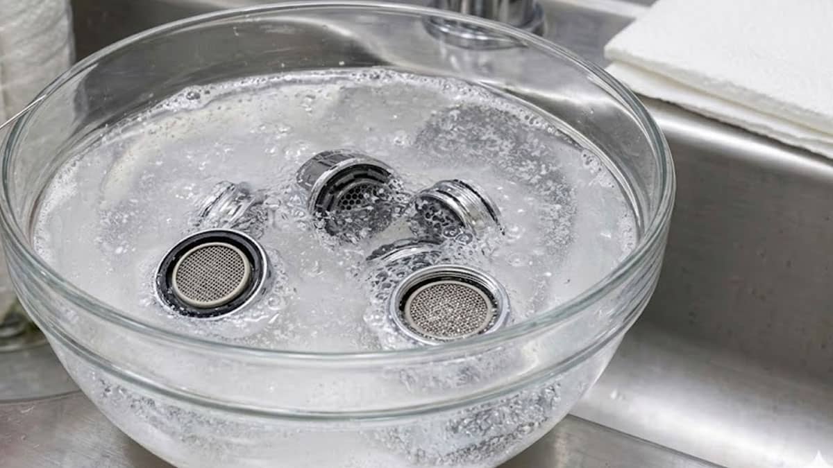 수도꼭지 끝부분 분리해서 ‘이 물’에 담가보세요…막혔던 찌꺼기 싹 빠져나옵니다