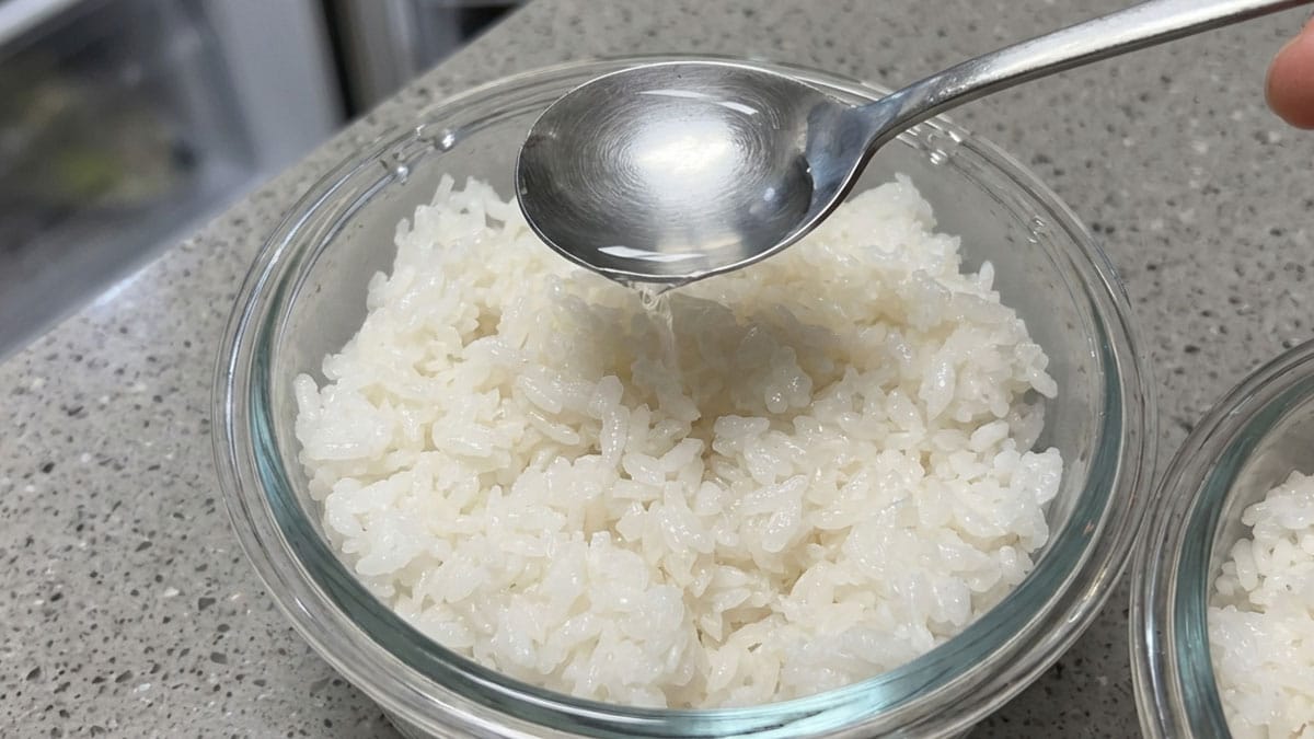 냉장 밥에 ‘한 스푼’ 넣어보세요…딱딱했던 밥이 갓 지은 것처럼 고슬고슬 해집니다