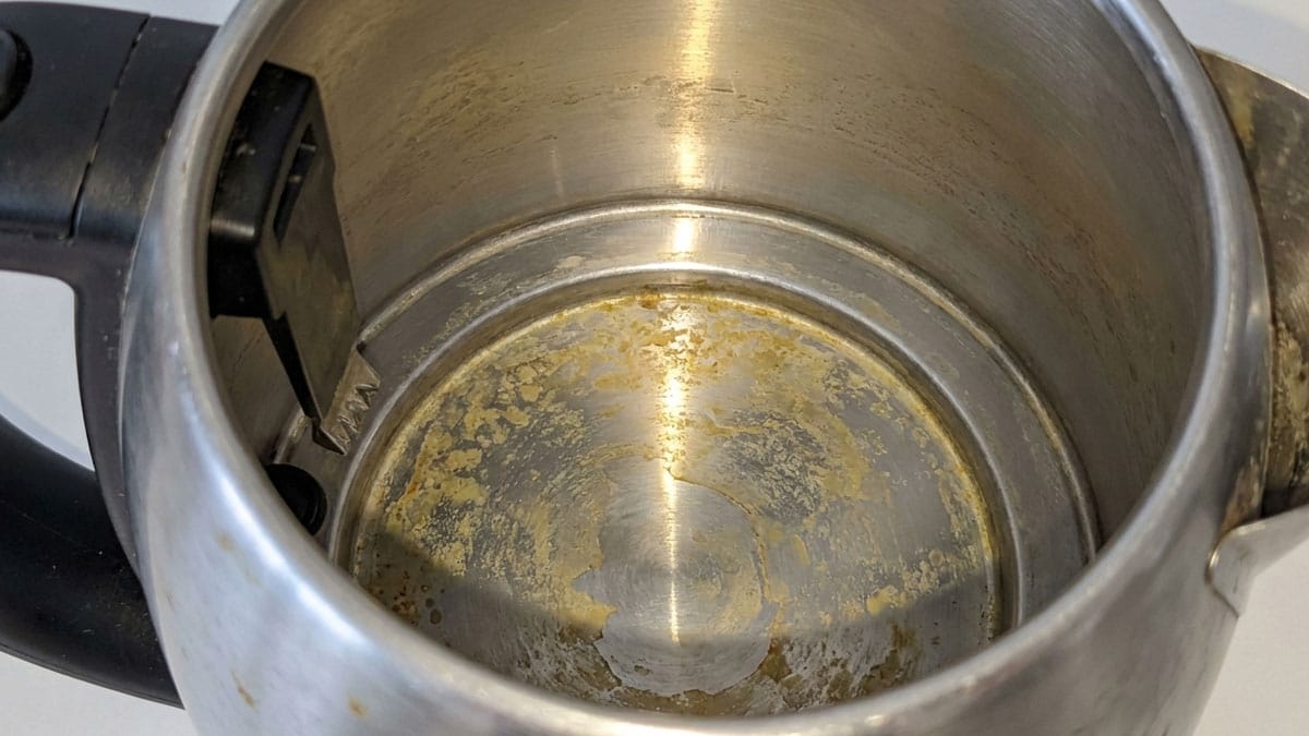 전기포트 설거지 할 필요 없습니다…‘이 가루’ 넣고 끓이면 물 때 까지 말끔히 지워집니다