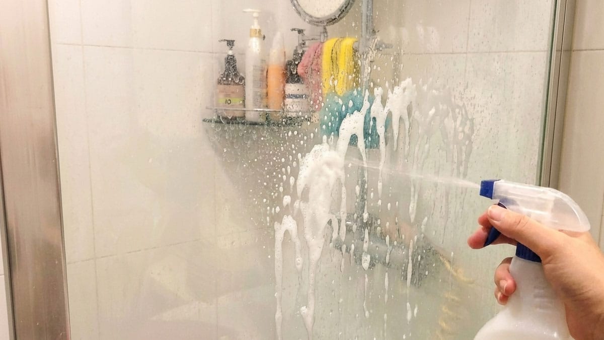 샤워부스 흰 얼룩에 ‘이 액체’ 묻혀서 닦아보세요…엄마한테 너무 잘했다고 칭찬 받습니다