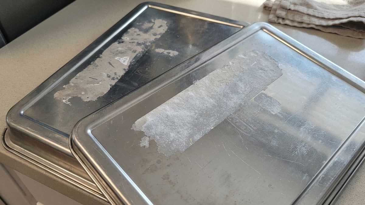 스티커 자국, 손톱으로 긁지 마세요…집에 있는 ‘이 생활용품’ 바르면 말끔하게 제거됩니다