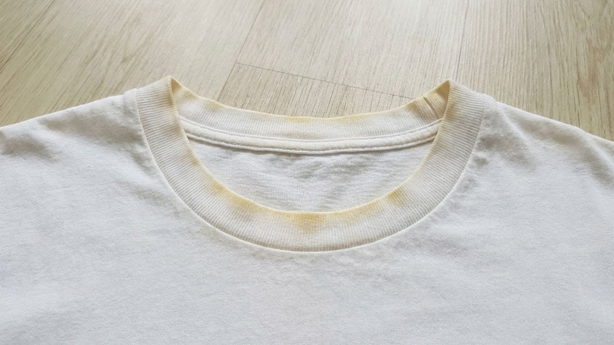 누렇게 변한 흰 티셔츠에 ‘이 액체’ 발라보세요…30분 뒤면 새 옷 처럼 하얘집니다