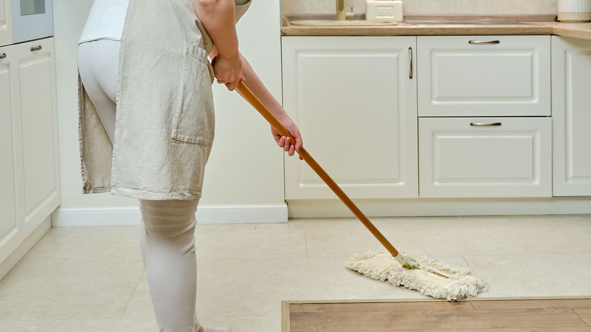 끈적거리는 주방 바닥에 ‘이 액체’ 뿌려보세요…베테랑 주부도 몰랐던 방법입니다