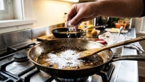 밀가루로 기름때 제거하는 법