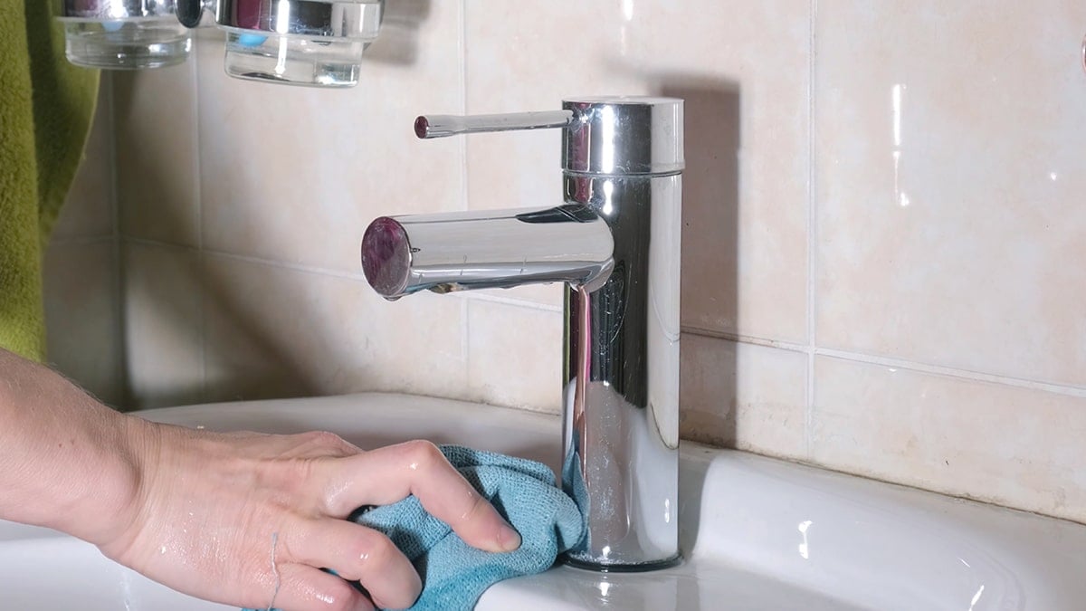 수전을 걸레로 닦는 모습