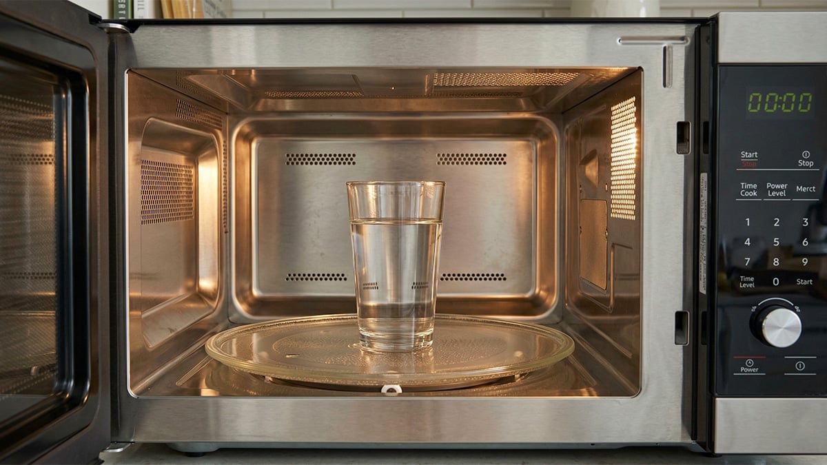 전자레인지에 데운 물 전자레인지에 데운 물