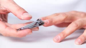 손톱 자르는 모습