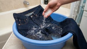 청바지에 소금을 뿌리는 모