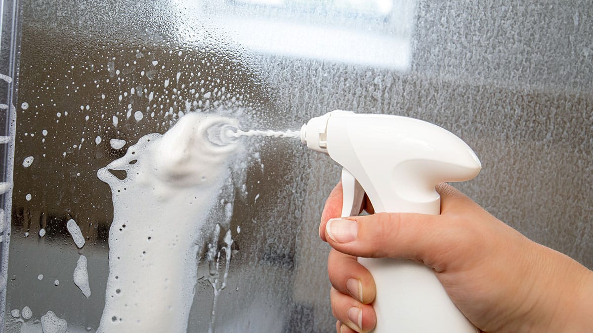 욕실 유리에 ‘식초’ 섞어 뿌려보세요…청소 난이도 확 낮아집니다