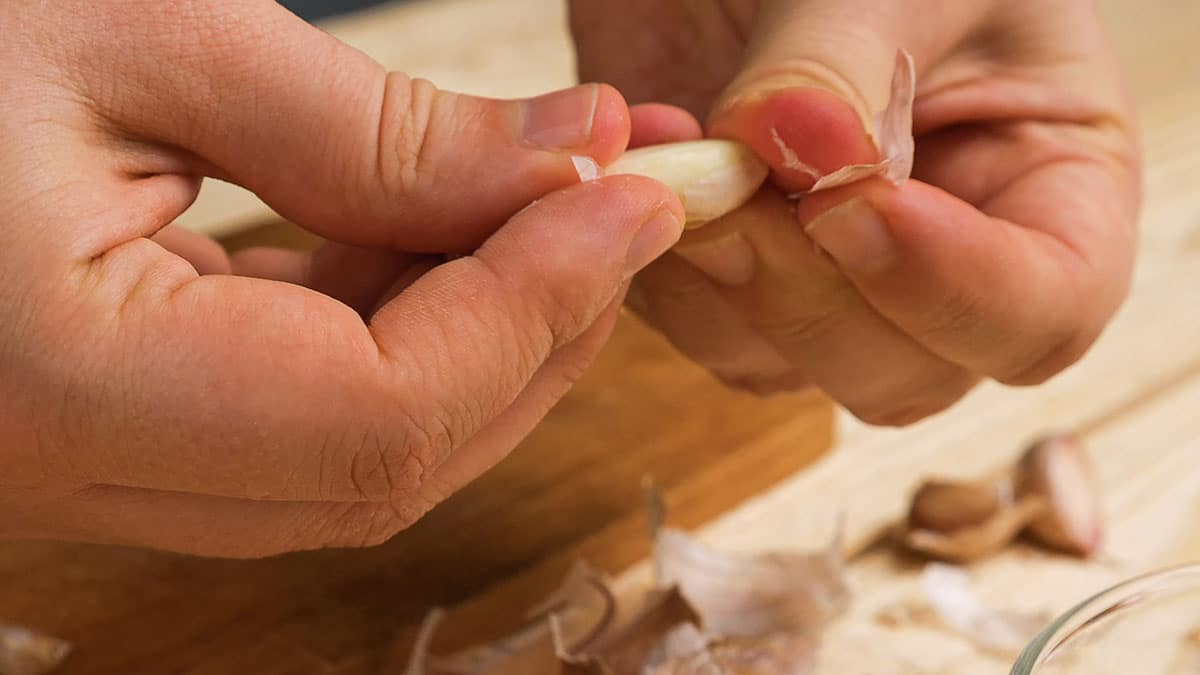 마늘 만진 손 ‘이렇게’ 닦아보세요…비누로도 해결되지 않던 냄새 싹 사라집니다