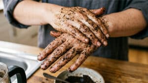 커피 찌꺼기를 손에 문지르는 모습