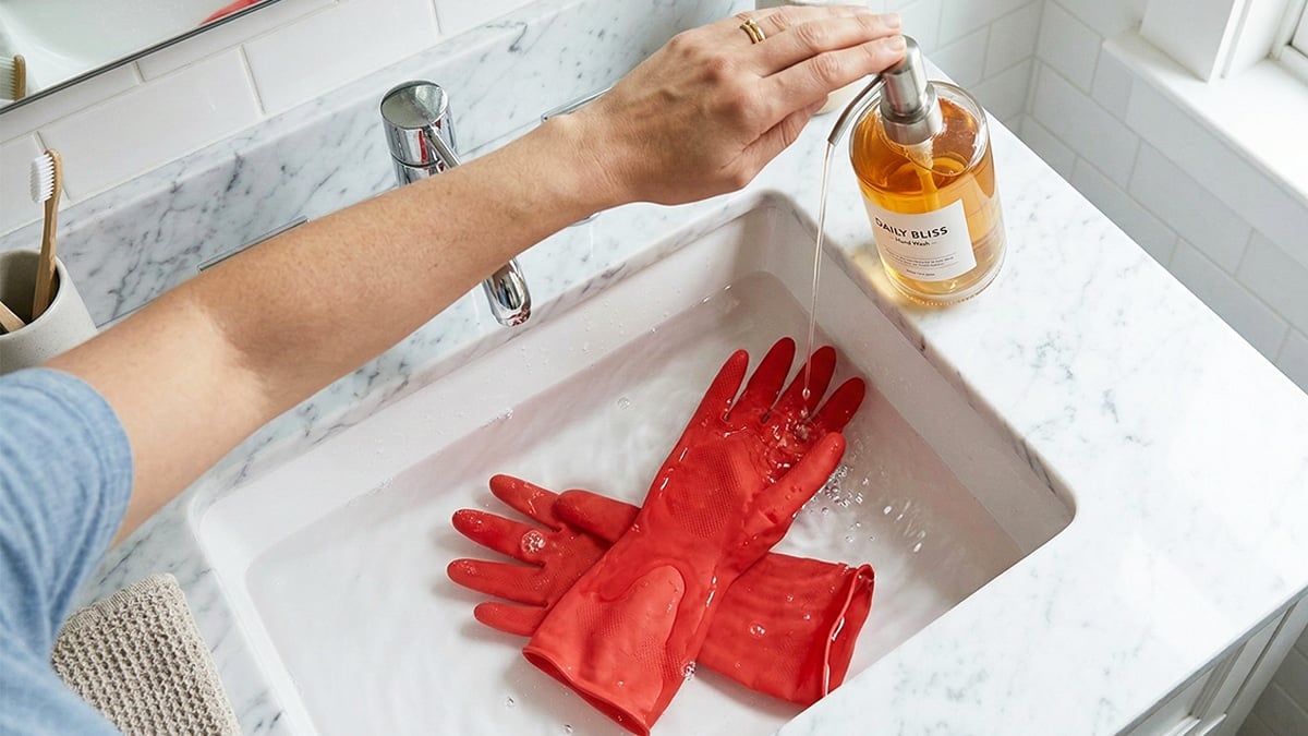 새 고무장갑 바로 끼지 말고 ‘손세정제’에 담가보세요…한 번 해보면 계속 하게 됩니다
