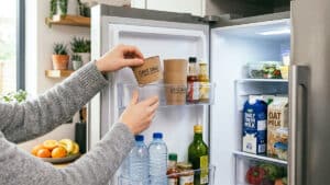 컵홀더를 냉장고에 넣는 모습