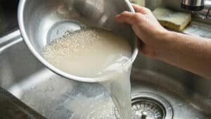 쌀뜨물을 버리는 모습