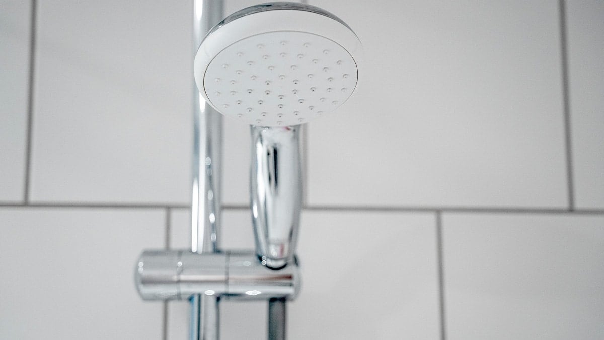 변기보다 더럽다는 샤워기, ‘이 가루’에 넣어두세요…물때부터 세균까지 싹 잡습니다